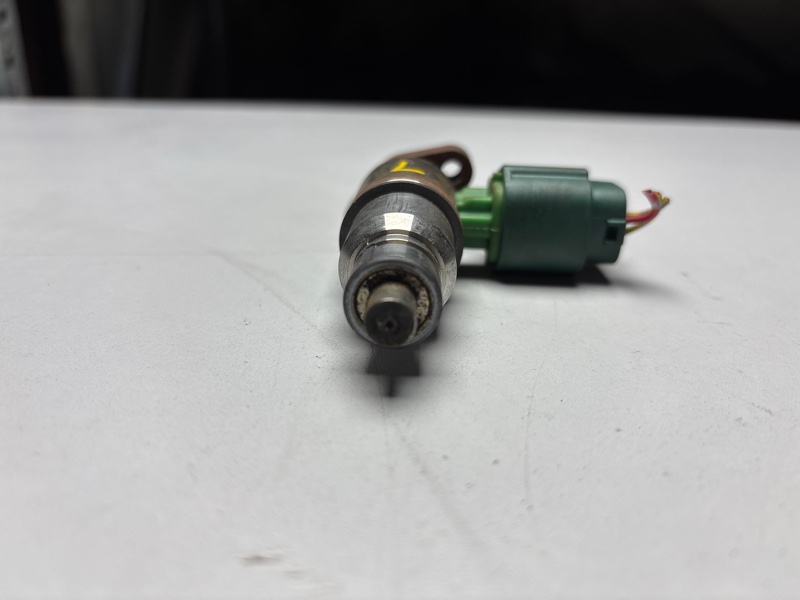 Форсунка топливная левая CEDRIC Y34 VQ25DD