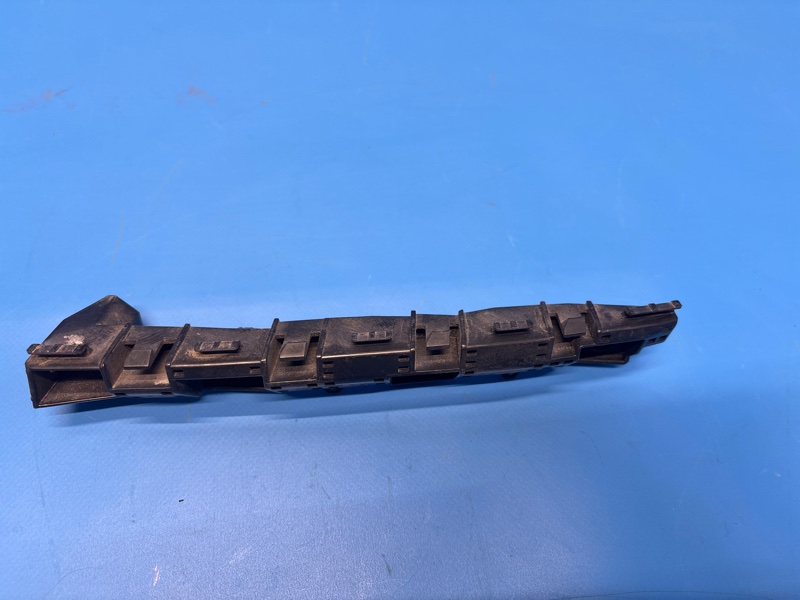 Крепление бампера переднее правое IMPREZA GP7 FB16