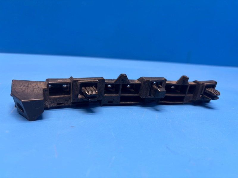 Крепление бампера переднее правое IMPREZA GP7 FB16