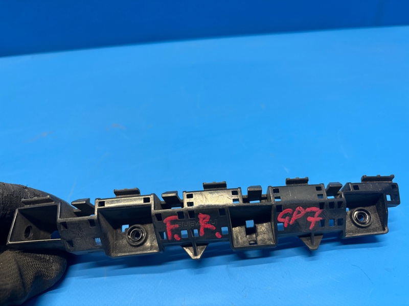 Крепление бампера переднее правое IMPREZA GP7 FB16