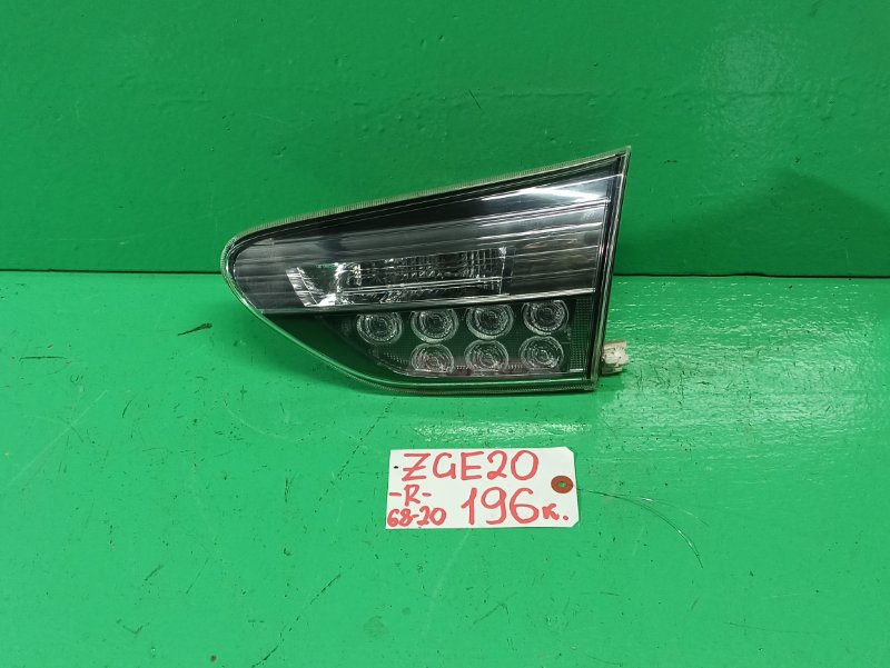 Вставка между стопов Toyota Wish ZGE20 правая (б/у)