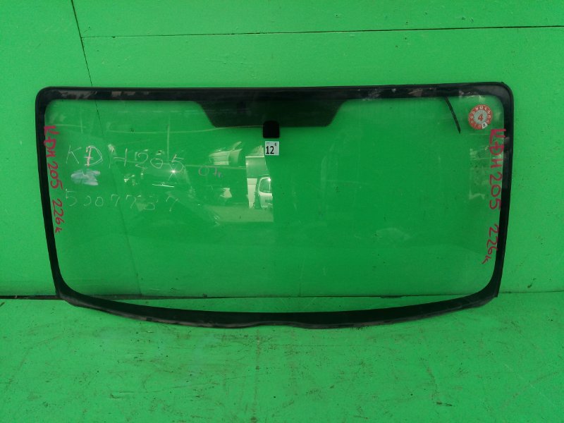 Лобовое стекло Toyota Hiace KDH205 переднее (б/у)