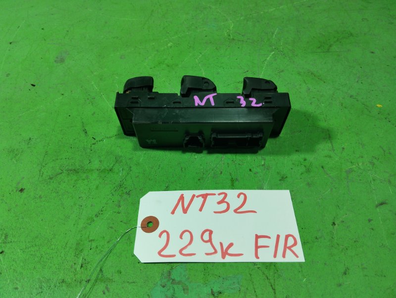 Блок упр. стеклоподьемниками Nissan Xtrail NT32 передний правый (б/у)