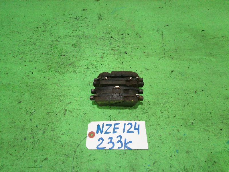 Тормозные колодки Toyota Corolla NZE124 переднее (б/у)