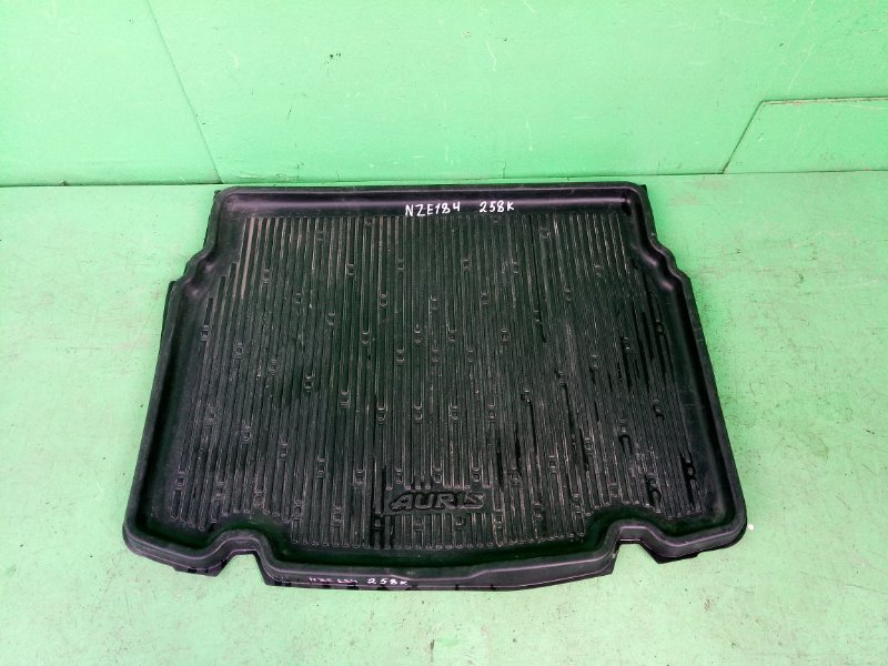 Коврик багажника Toyota Auris NZE184 (б/у)