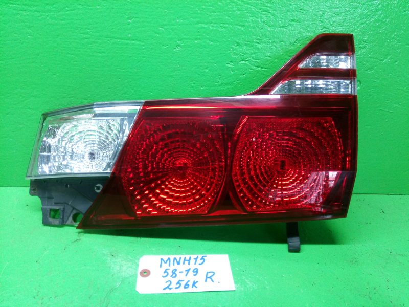 Вставка между стопов Toyota Alphard MNH15 правая (б/у)
