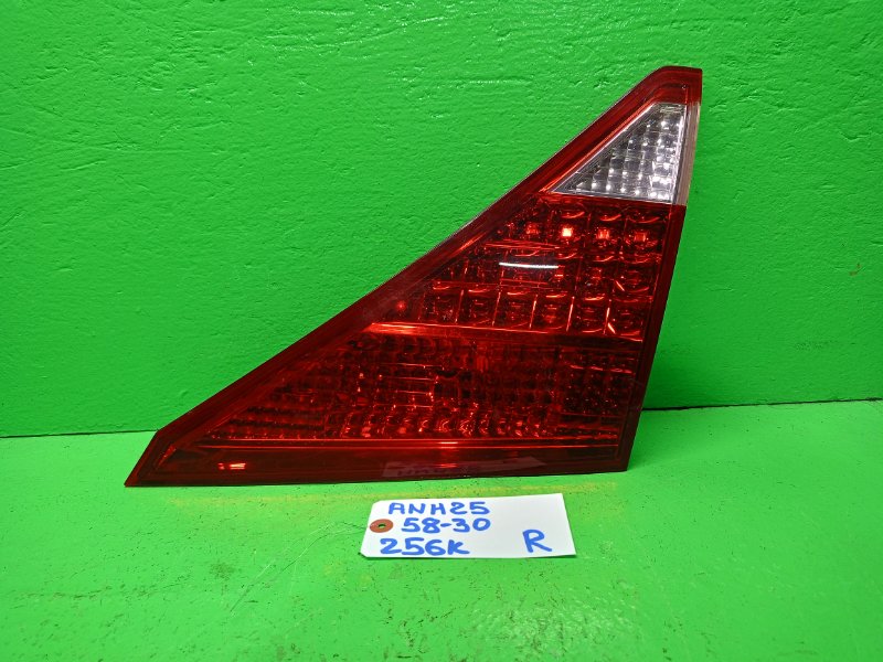 Вставка между стопов Toyota Alphard ANH25 правая (б/у)
