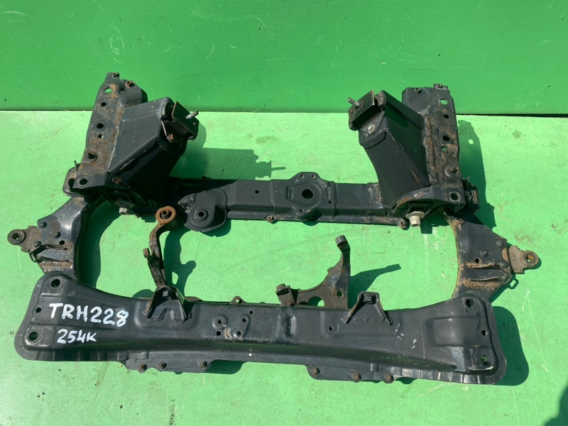Балка под двс Toyota Hiace TRH228 2TR-FE передняя (б/у)