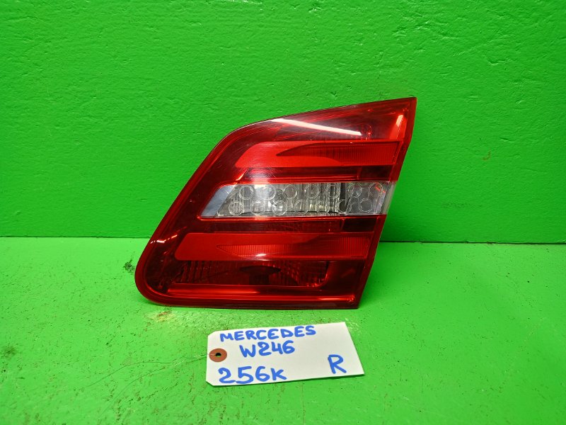 Вставка между стопов Mercedes B180 W246 правая (б/у)