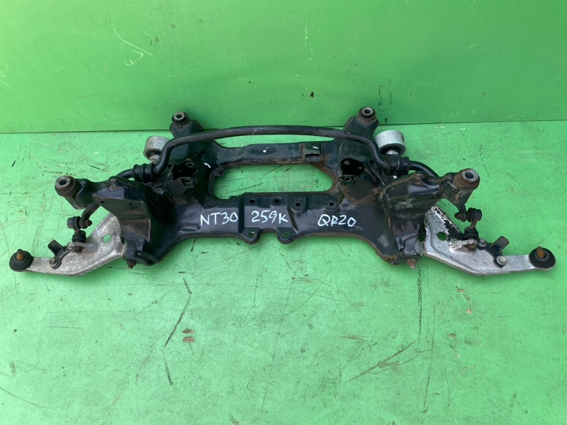 Балка под двс NISSAN XTRAIL NT30 QR20 передняя (б/у)