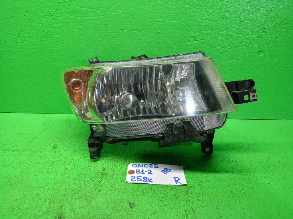 Фара TOYOTA BB QNC25 правая (б/у)