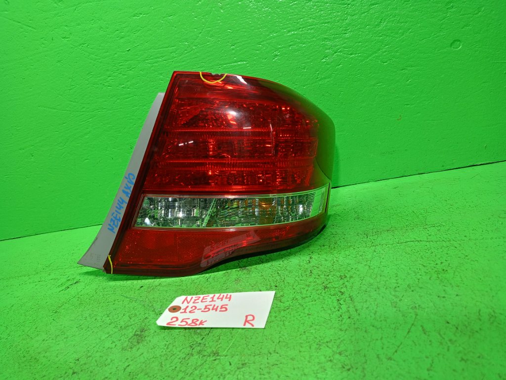 Стоп-сигнал TOYOTA COROLLA AXIO NZE144 правый (б/у)