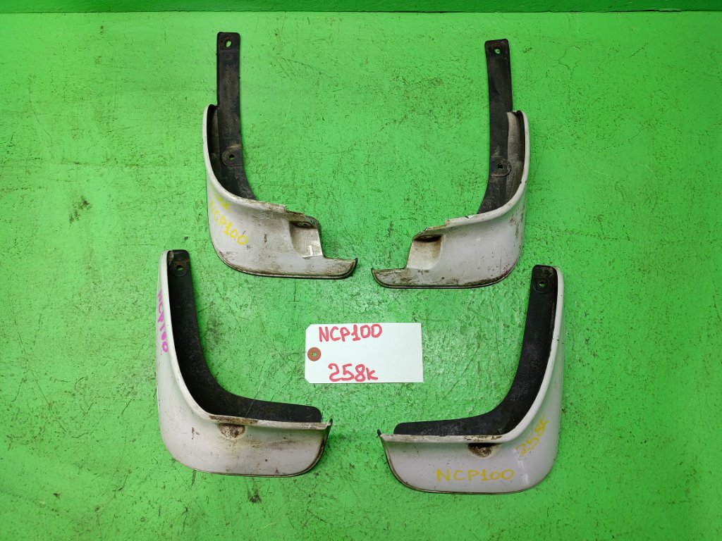 Брызговики комплект TOYOTA RACTIS NCP100 (б/у)