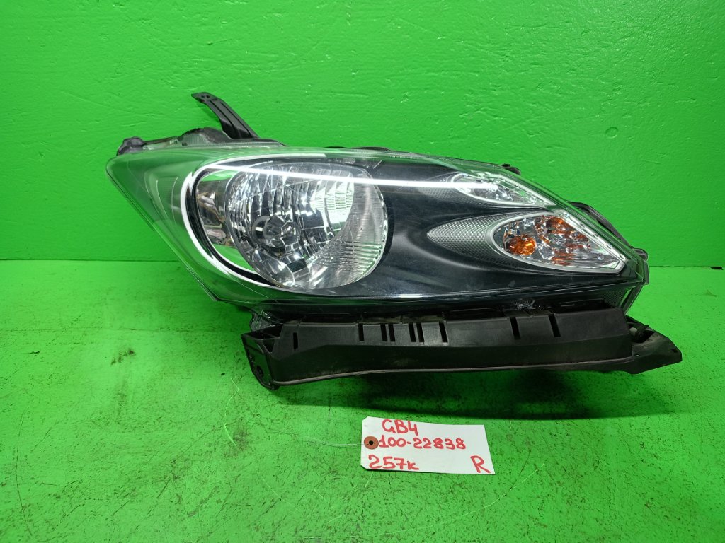 Фара HONDA FREED GB4 правая (б/у)