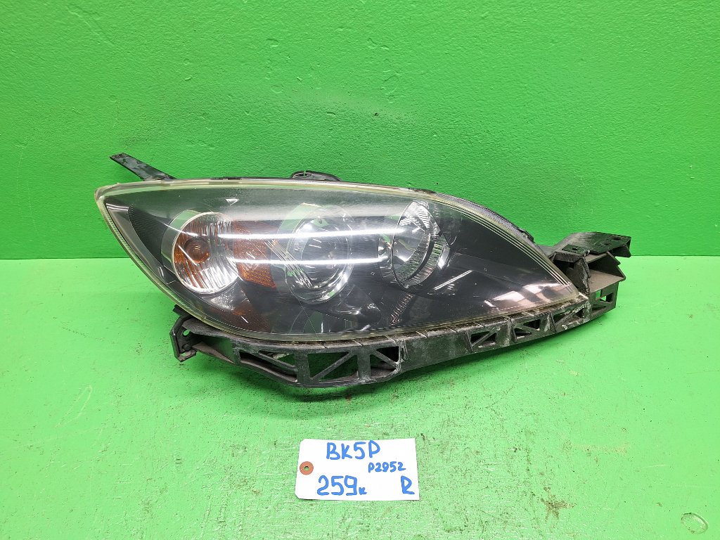 Фара MAZDA AXELA BK5P правая (б/у)