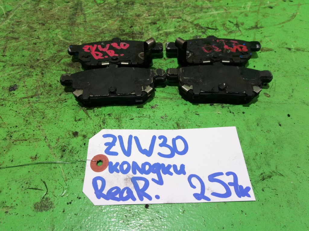 Тормозные колодки TOYOTA PRIUS ZVW30 заднее (б/у)