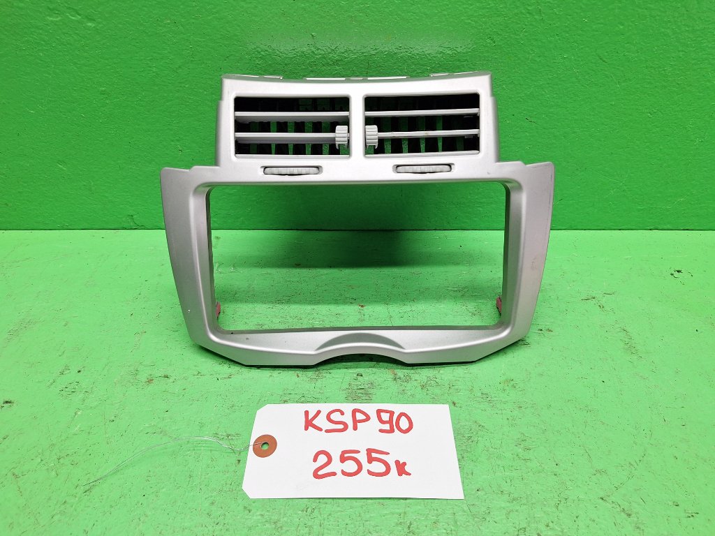 Консоль магнитофона TOYOTA VITZ KSP90 (б/у)