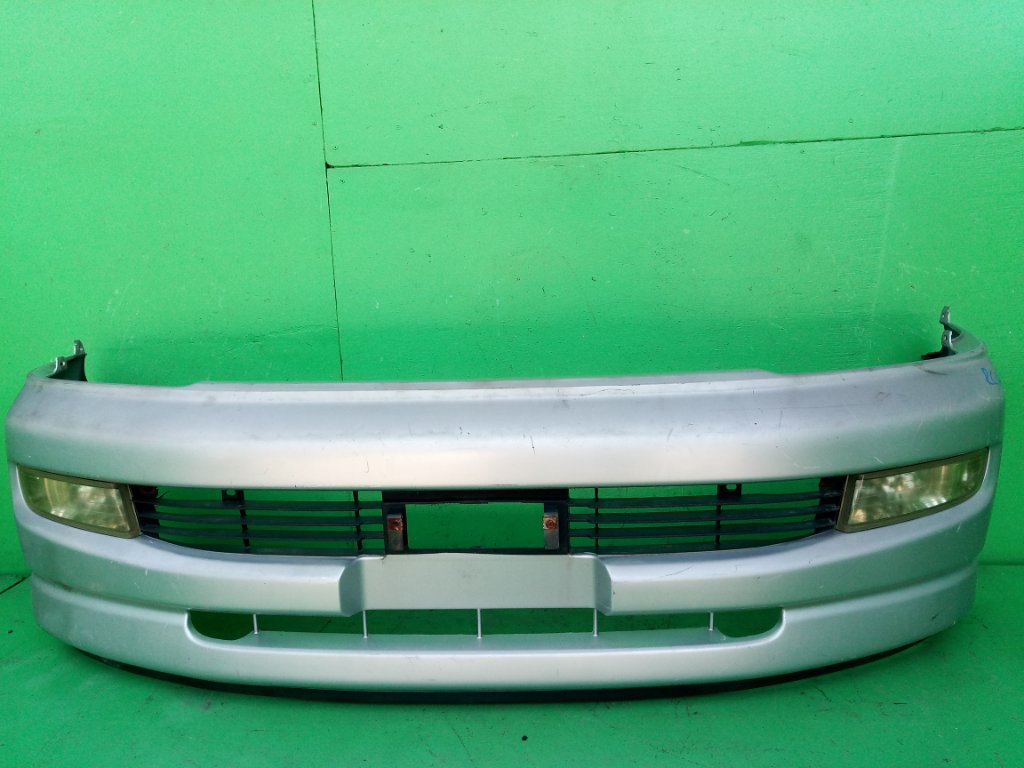 Бампер TOYOTA REGIUS RCH47 передний (б/у)