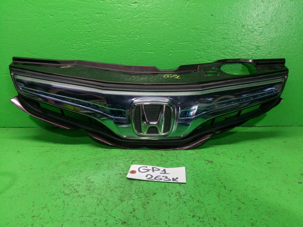Решетка радиатора HONDA FIT GP1 (б/у)