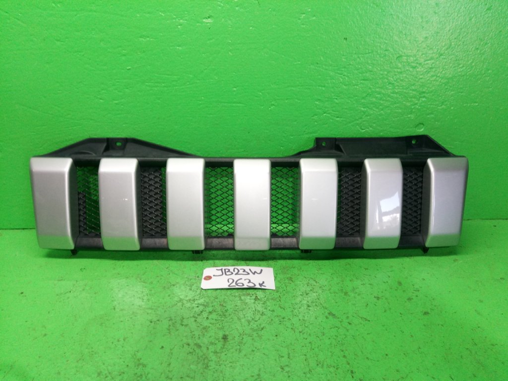 Решетка радиатора SUZUKI JIMNY JB23W (б/у)