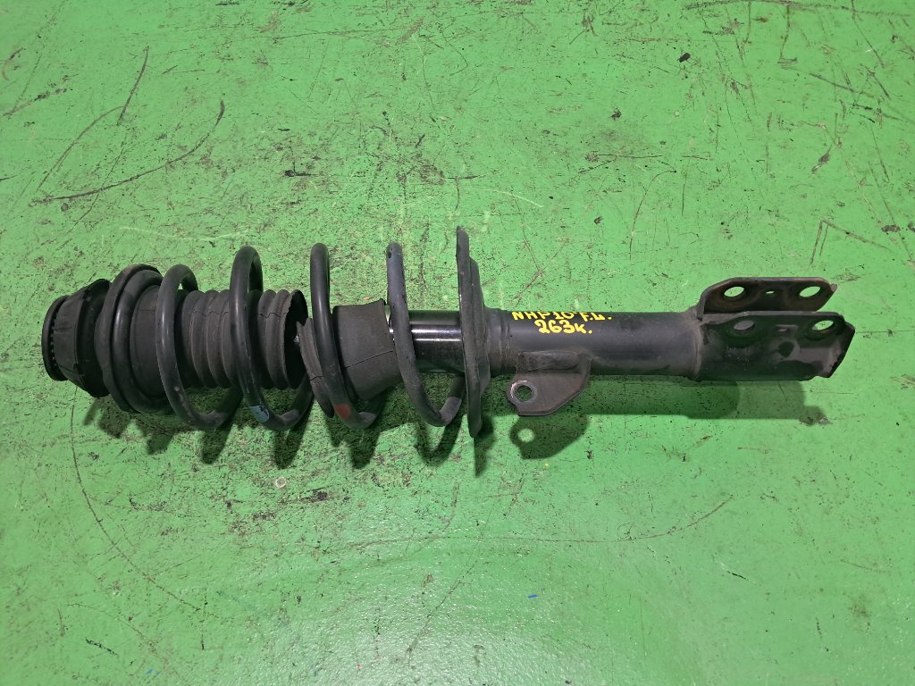 Стойка TOYOTA AQUA NHP10 передняя левая (б/у)