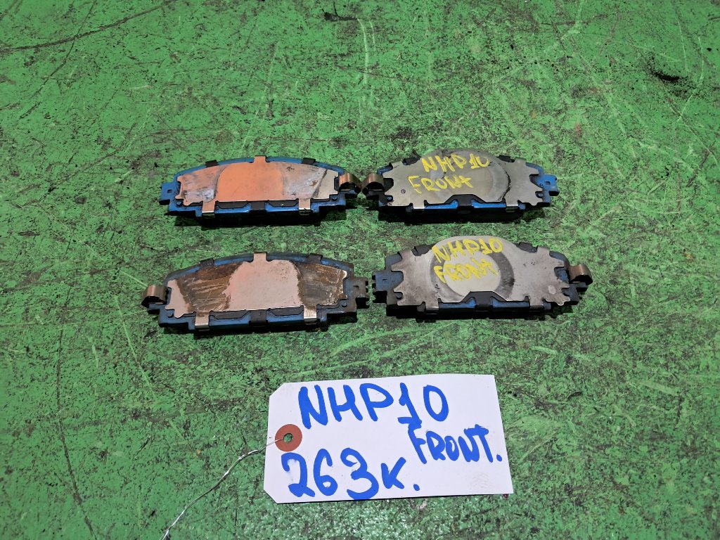 Тормозные колодки TOYOTA AQUA NHP10 переднее (б/у)