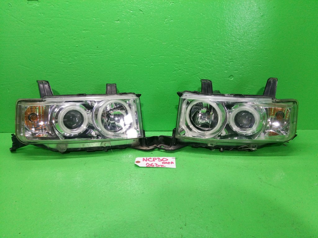 Фара TOYOTA BB NCP30 (б/у) Фара TOYOTA BB NCP30 (б/у)