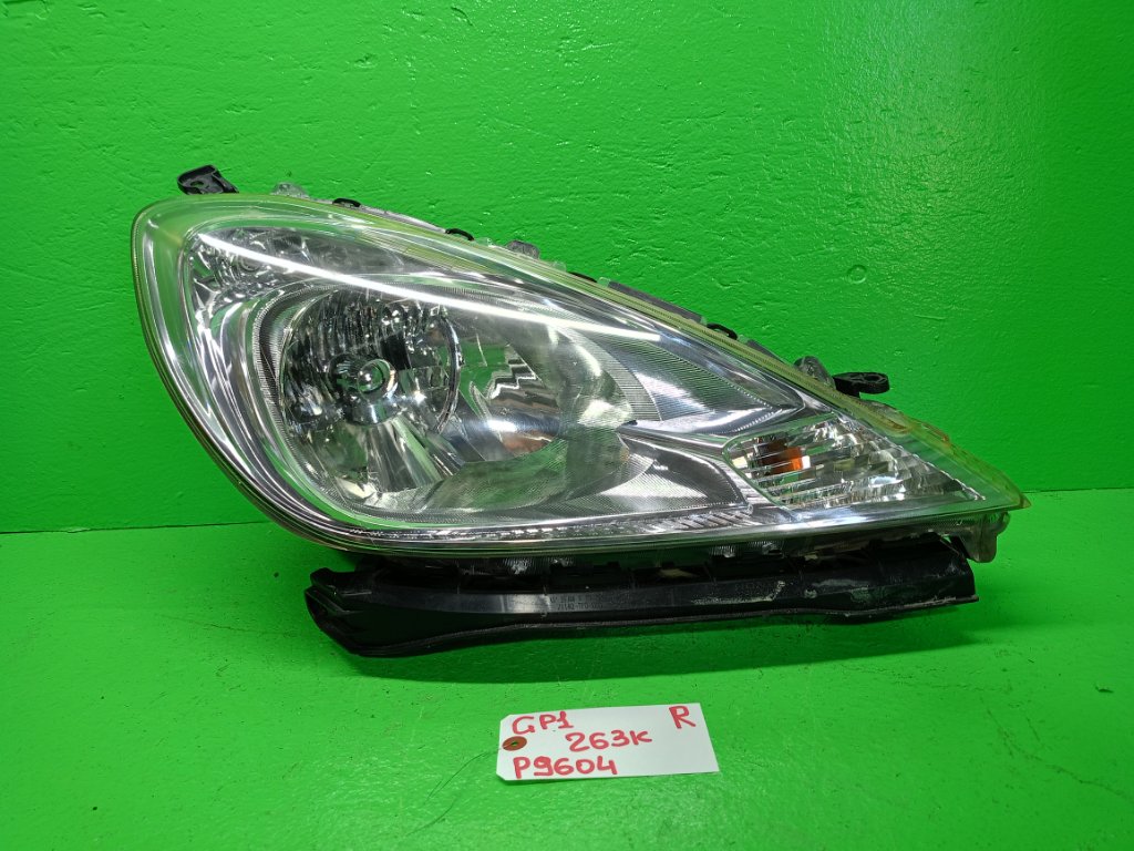 Фара HONDA FIT GP1 правая (б/у)