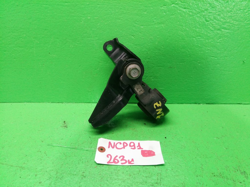 Подушка двигателя TOYOTA VITZ NCP91 передняя правая (б/у)