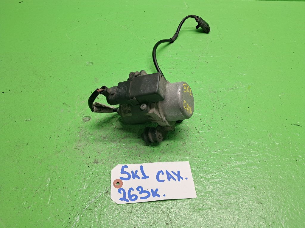 Помпа VOLKSWAGEN GOLF 5K1 CAX (б/у)
