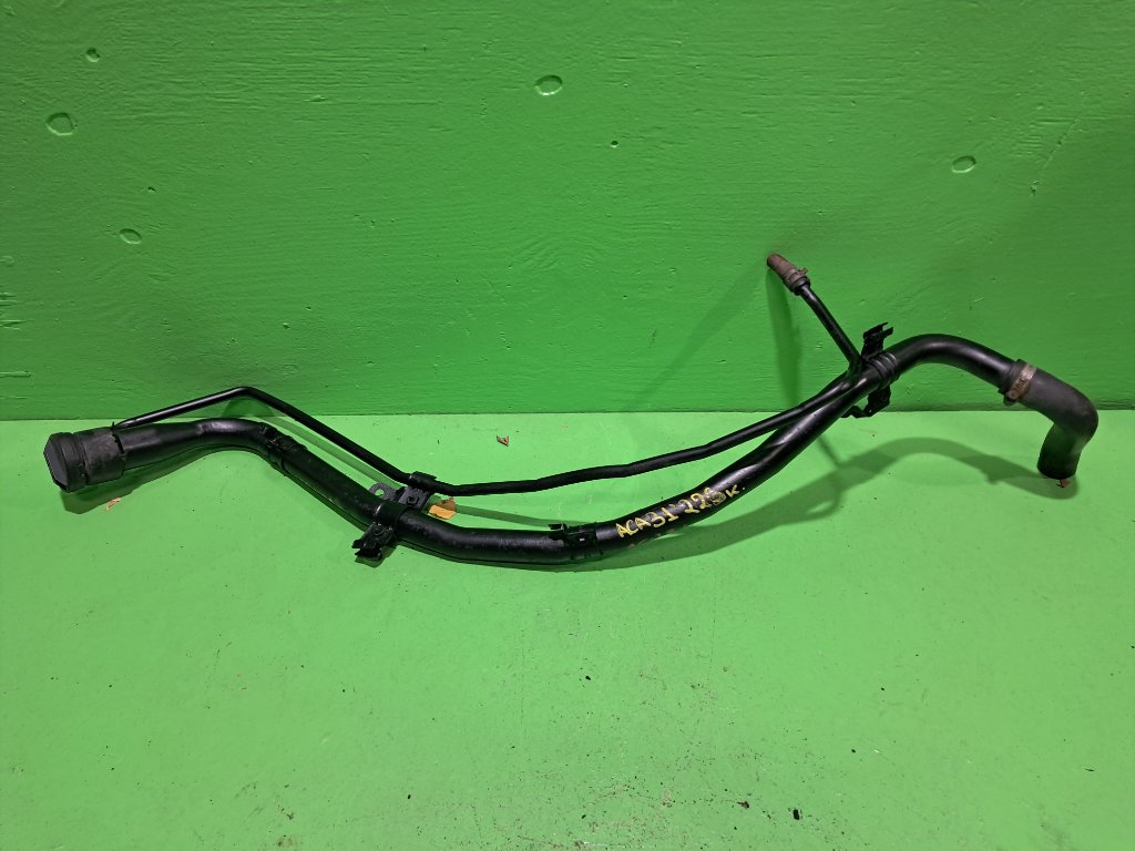 Горловина топливного бака TOYOTA RAV4 ACA31 (б/у) Горловина топливного бака TOYOTA RAV4 ACA31 (б/у)