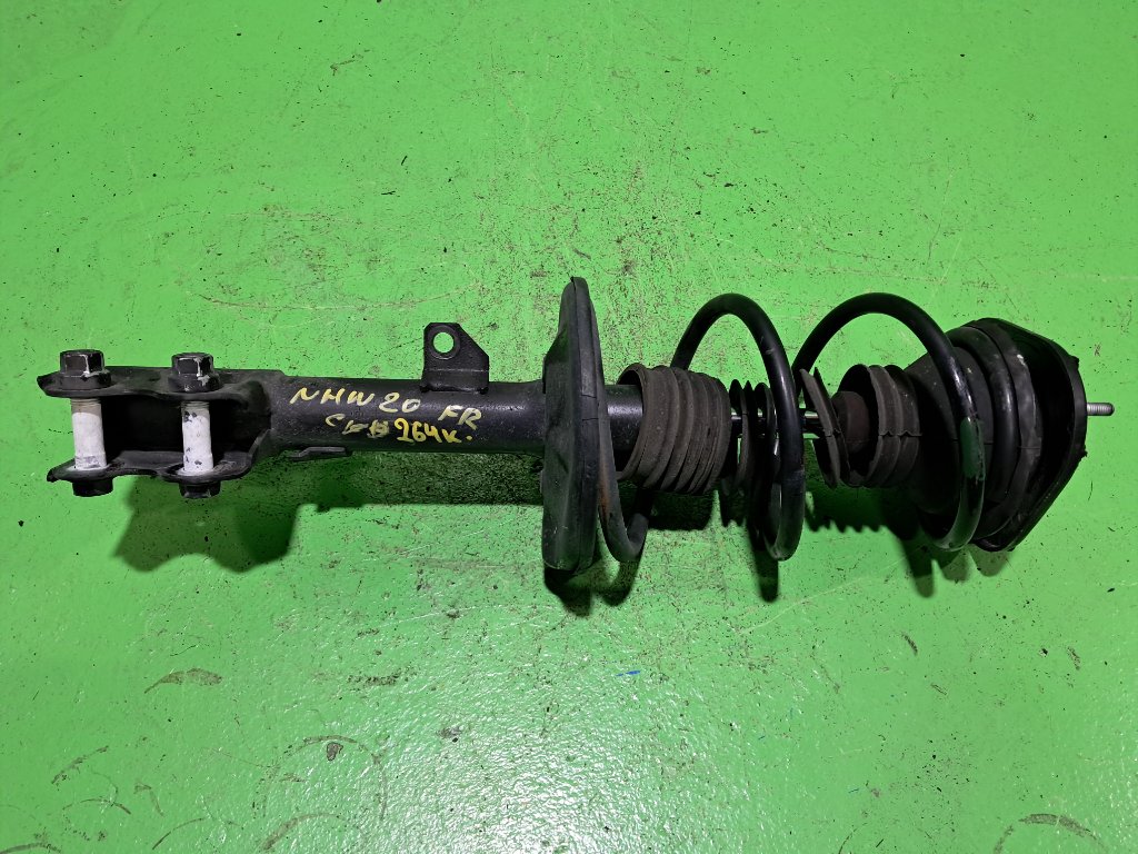 Стойка TOYOTA PRIUS NHW20 передняя правая (б/у)