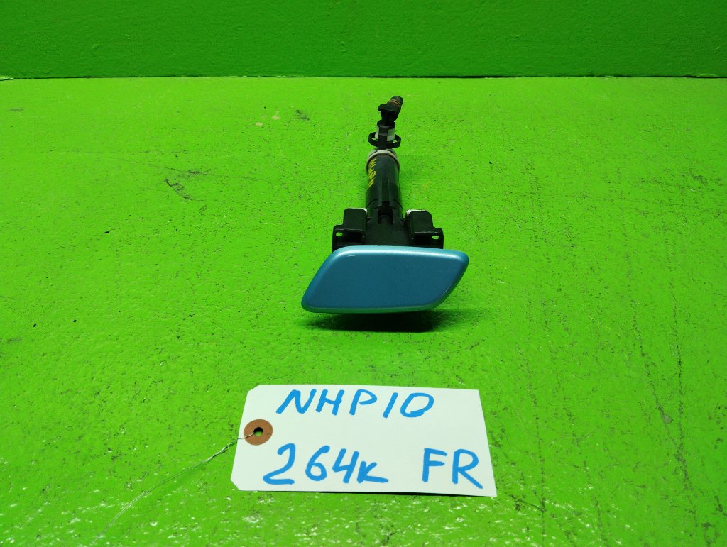 Форсунка омывателя TOYOTA AQUA NHP10 правая (б/у)