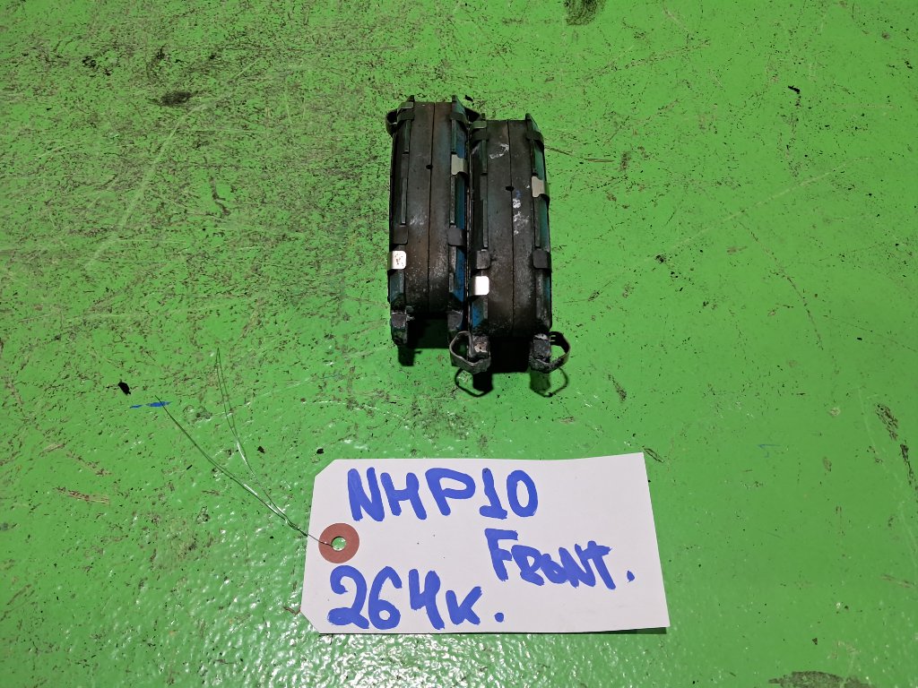Тормозные колодки TOYOTA AQUA NHP10 переднее (б/у)