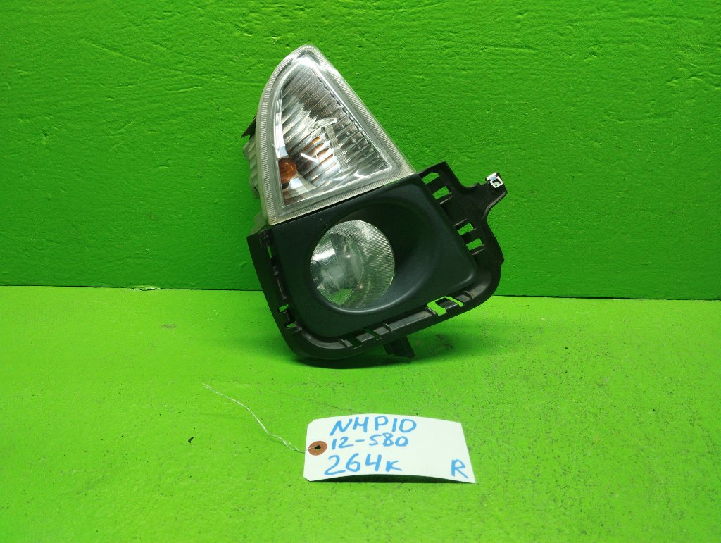 Туманка TOYOTA AQUA NHP10 правая (б/у)