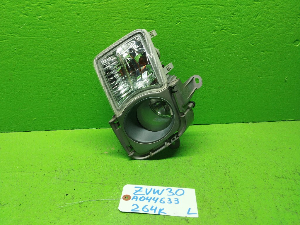 Туманка TOYOTA PRIUS ZVW30 левая (б/у)