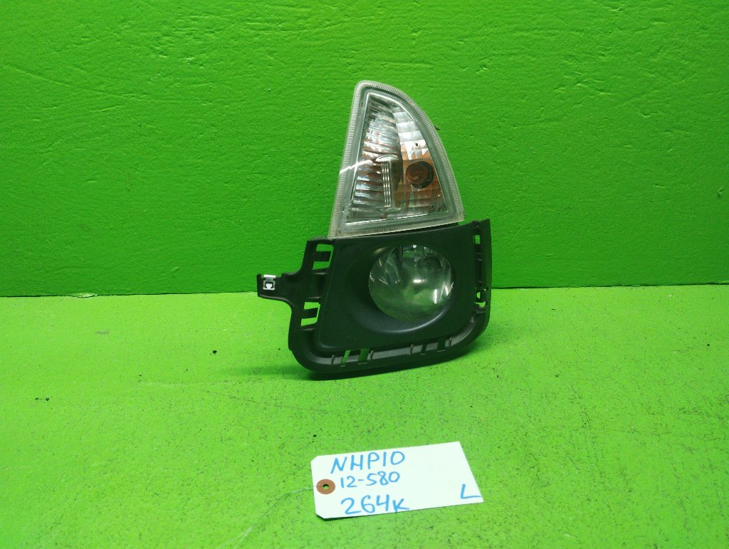 Туманка TOYOTA AQUA NHP10 левая (б/у)