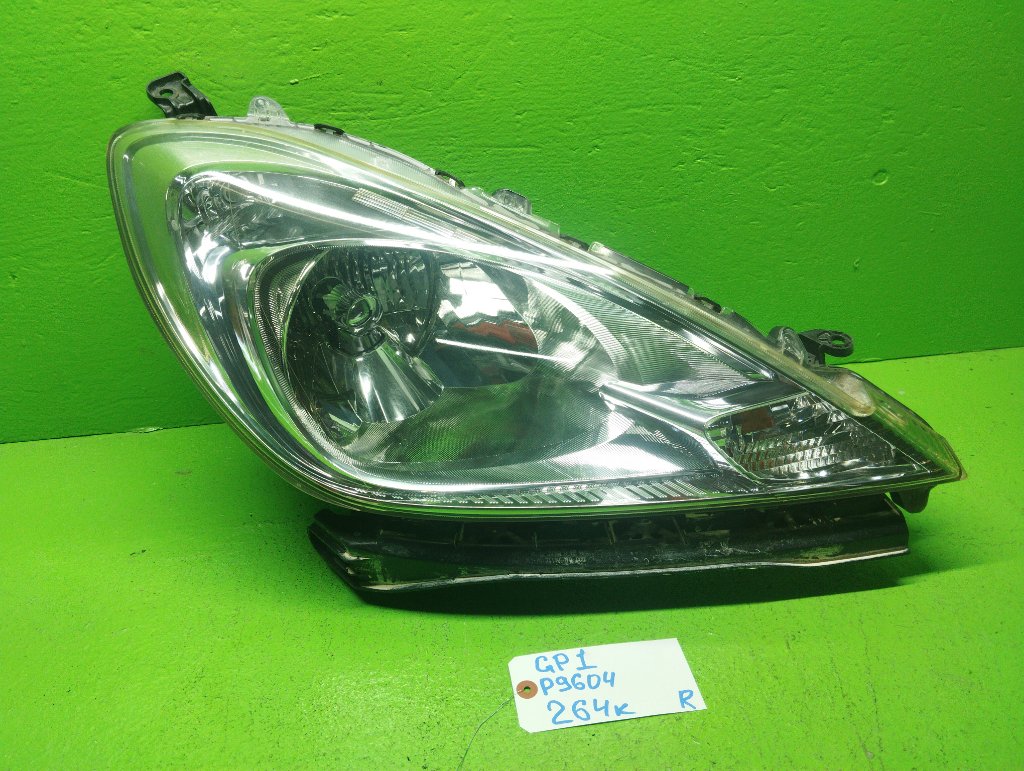 Фара HONDA FIT GP1 правая (б/у)
