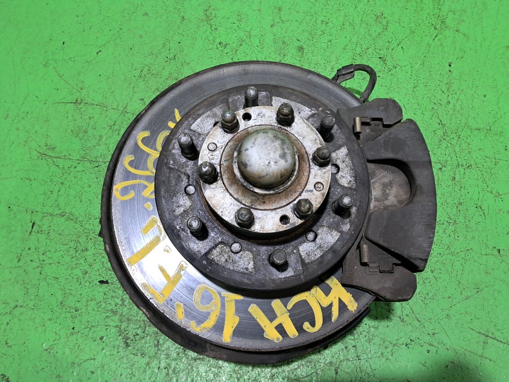 Ступица TOYOTA GRANVIA KCH16 передняя левая (б/у)