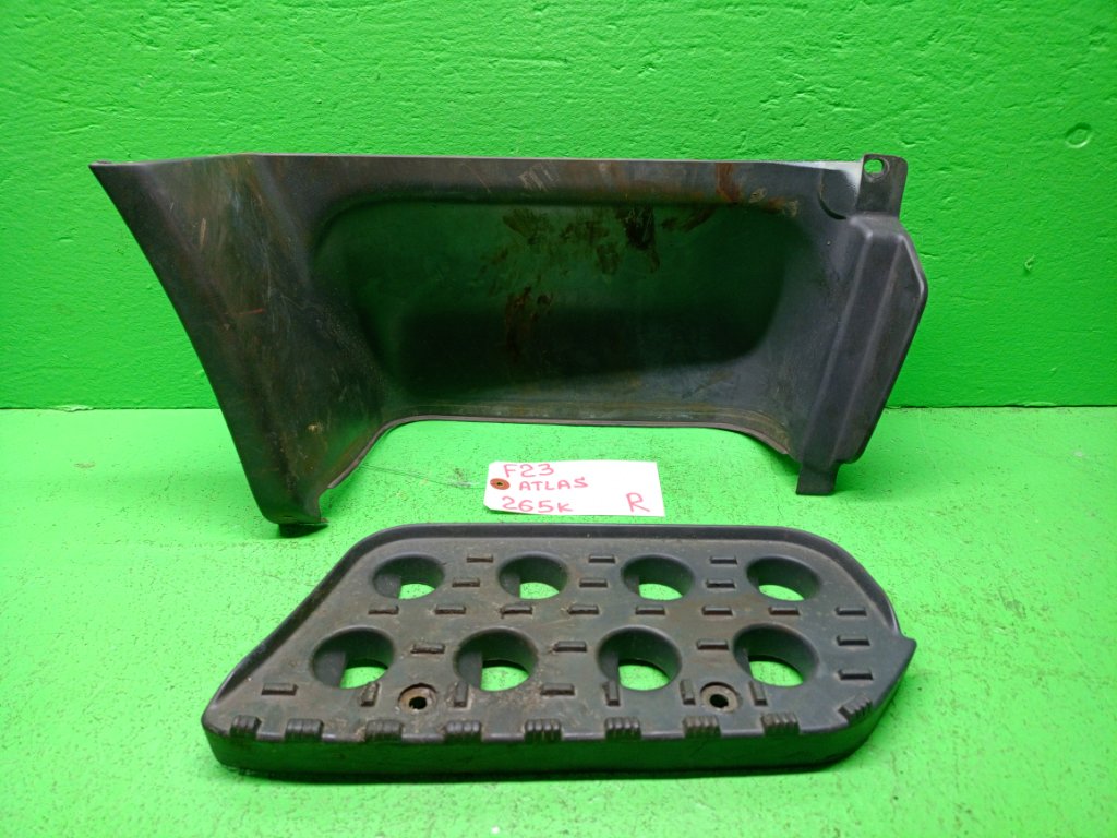 Подножка NISSAN ATLAS F23 правая (б/у)