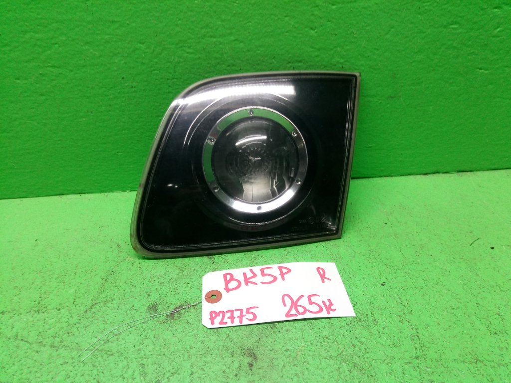 Вставка между стопов MAZDA AXELA BK5P правая (б/у)