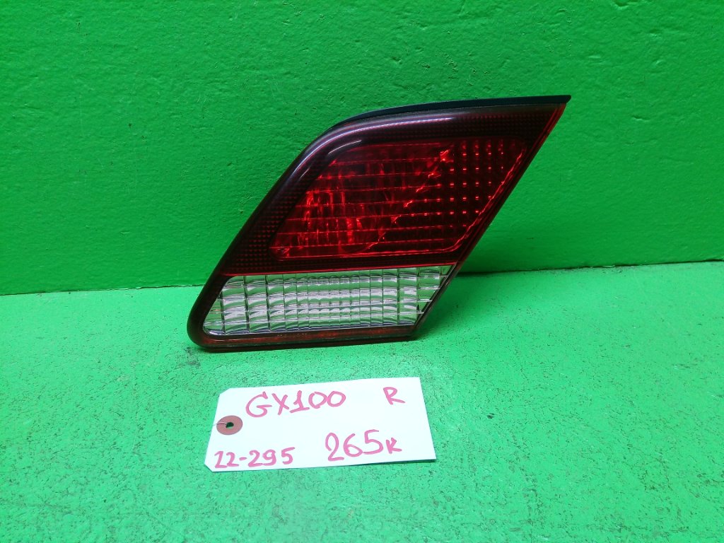 Вставка между стопов TOYOTA CRESTA GX100 правая (б/у)