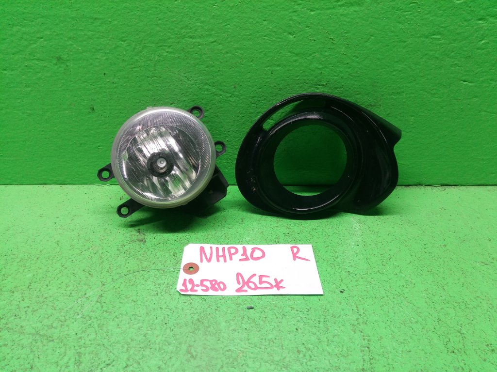 Туманка TOYOTA AQUA NHP10 правая (б/у)