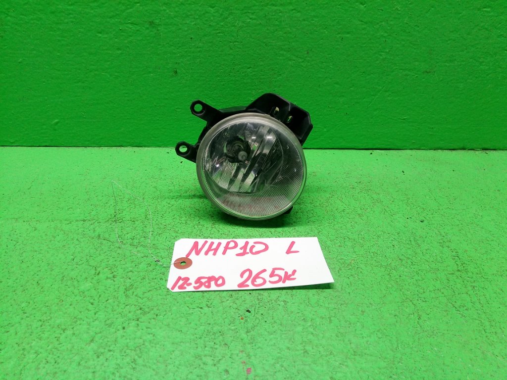Туманка TOYOTA AQUA NHP10 передняя левая (б/у)