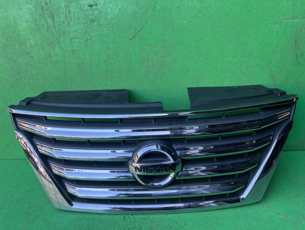 Решетка радиатора NISSAN SERENA HFC26 (б/у)