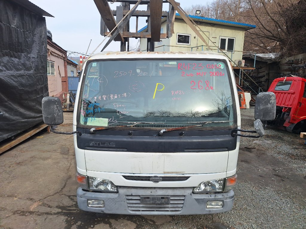 Кабина NISSAN ATLAS R4F23 QD32 2001 (б/у)