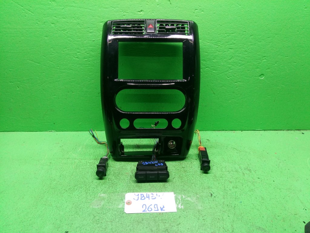 Консоль магнитофона SUZUKI JIMNY JB43W (б/у)