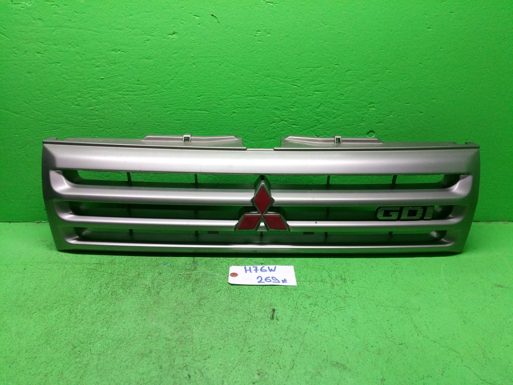 Решетка радиатора MITSUBISHI PAJERO IO H76W передняя (б/у)