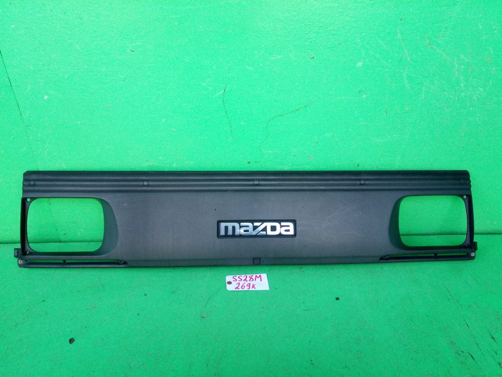 Решетка радиатора MAZDA BONGO SS28M (б/у)