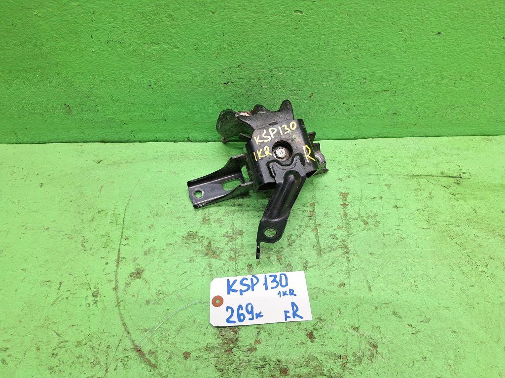 Подушка двигателя TOYOTA VITZ KSP130 1KR передняя правая (б/у)